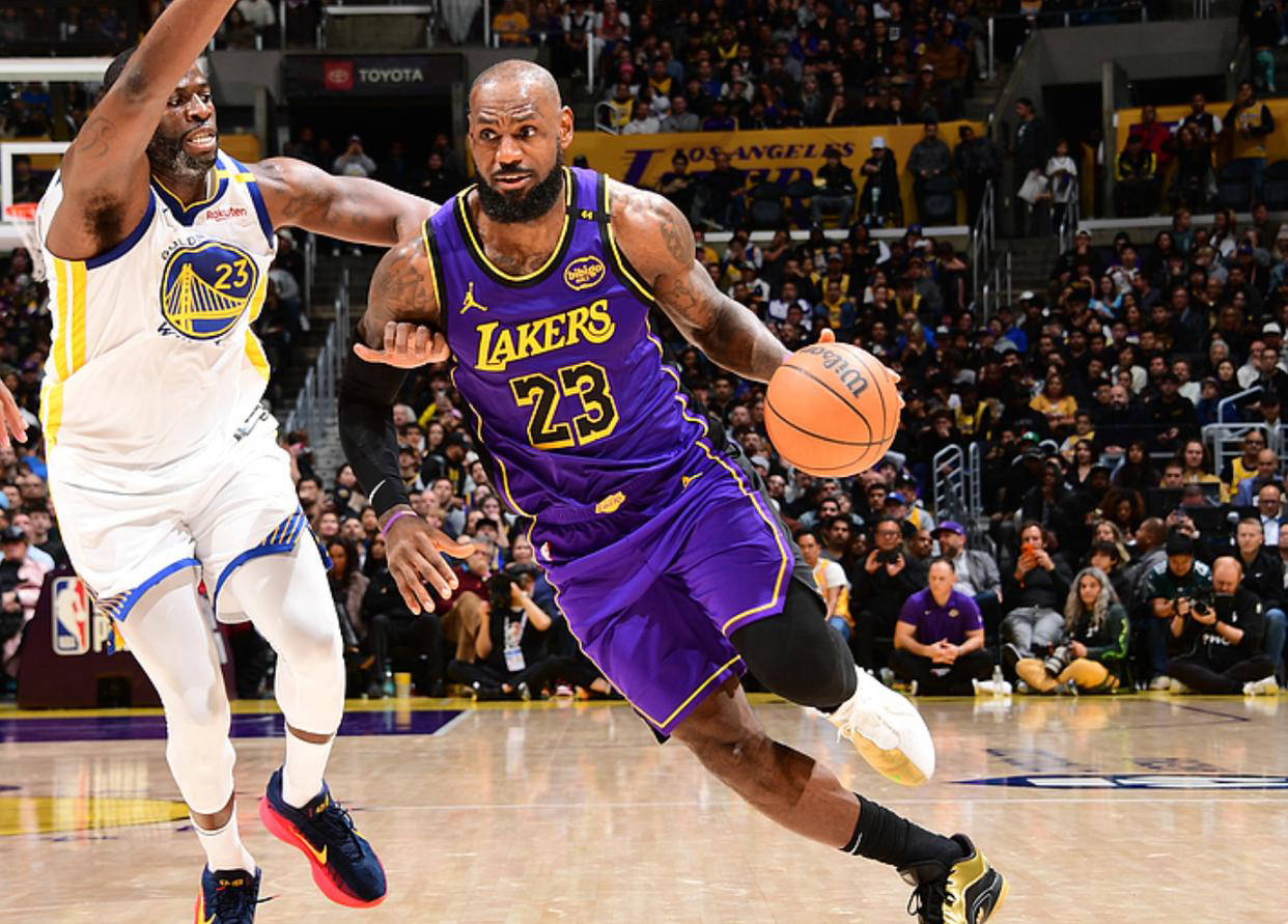 詹姆斯率领湖人逆转击败勇士,登顶西部联盟的简单介绍 詹姆斯率领湖人逆转击败勇士,登顶西部联盟的简单介绍