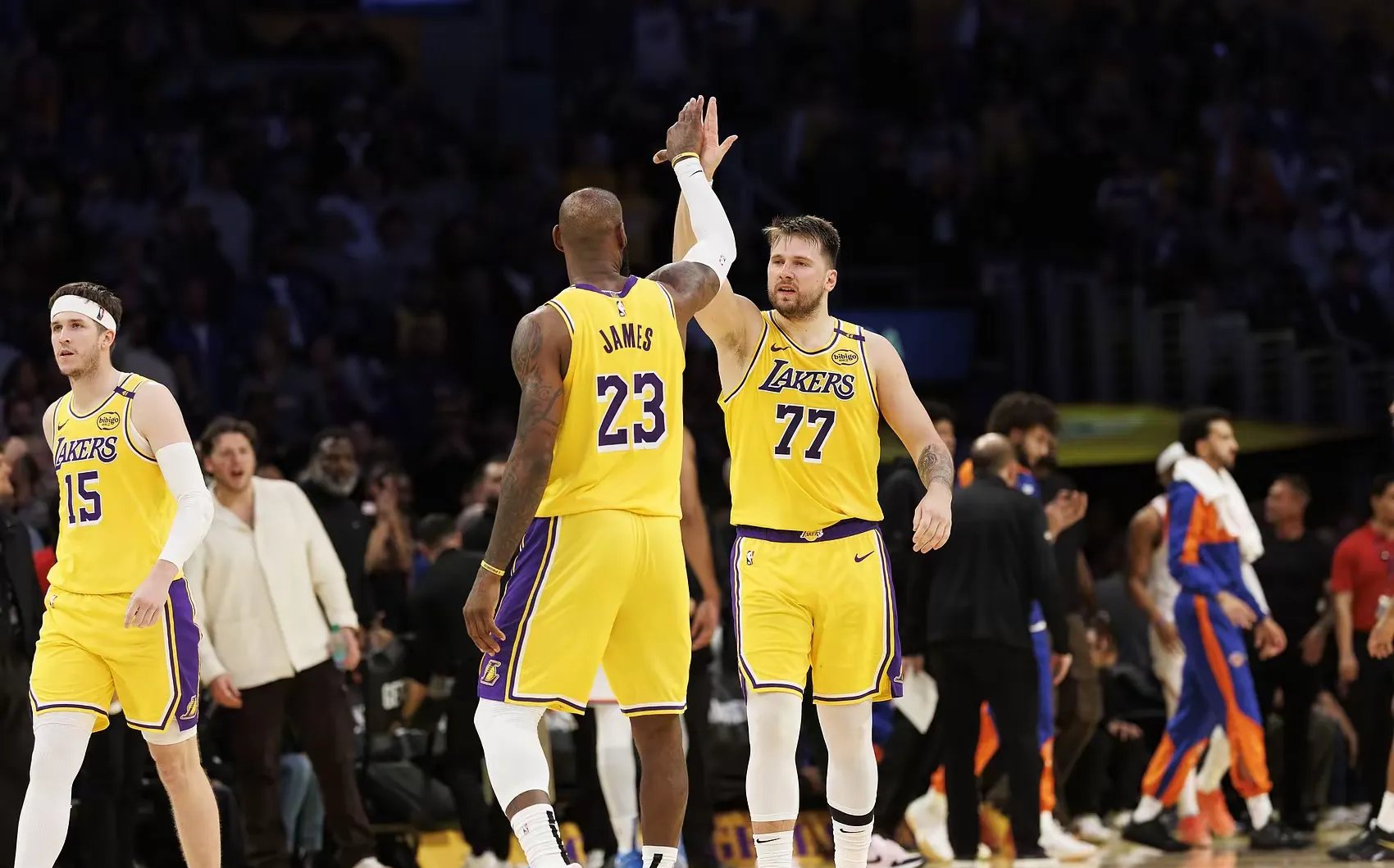 詹姆斯率领湖人逆转击败勇士,登顶西部联盟的简单介绍 詹姆斯率领湖人逆转击败勇士,登顶西部联盟的简单介绍