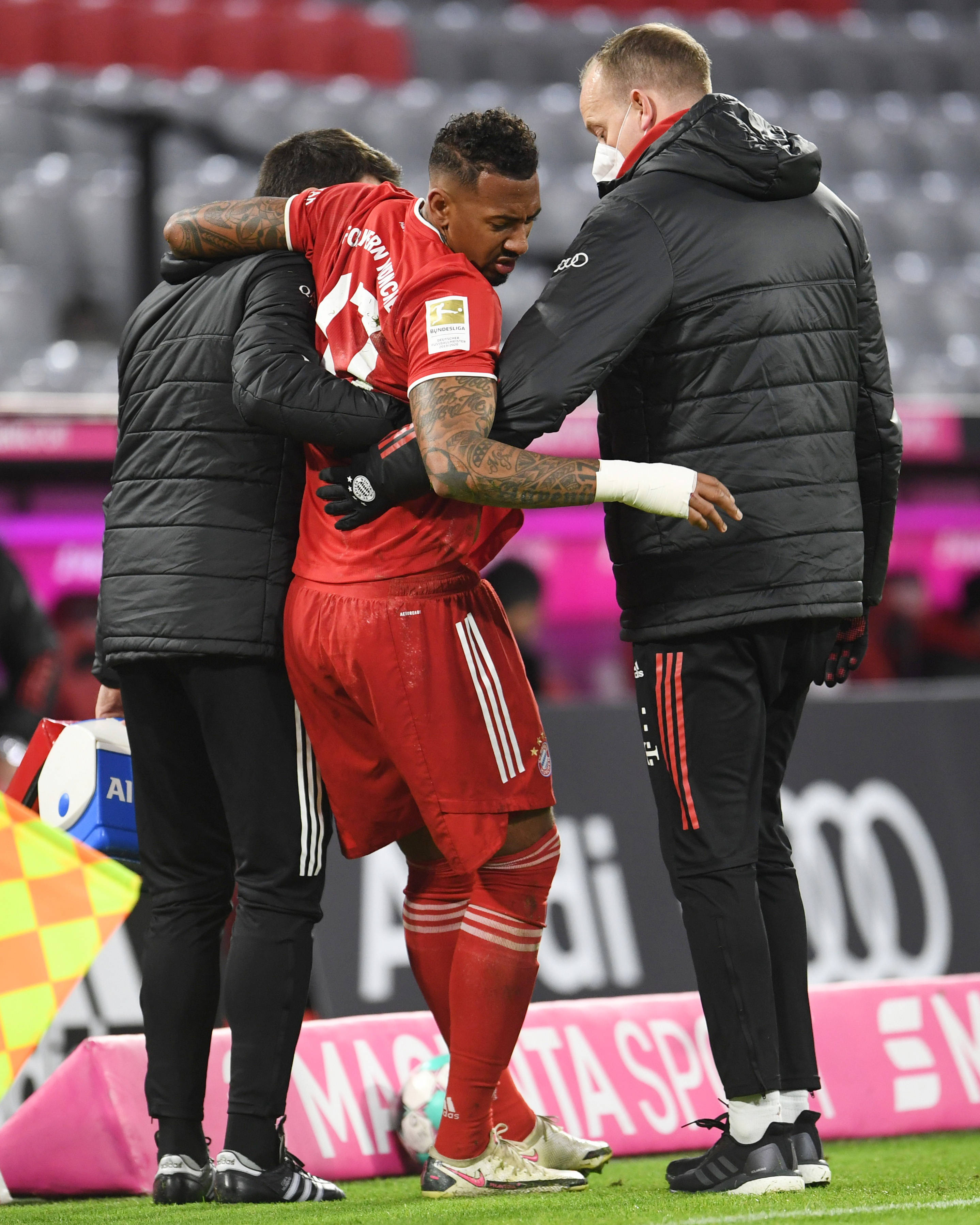 球员受伤离场,球队面临人员危机的简单介绍 球员受伤离场,球队面临人员危机的简单介绍