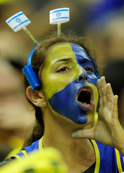 瓦伦西亚迎来惊险胜利,球迷疯狂庆祝 瓦伦西亚迎来惊险胜利,球迷疯狂庆祝