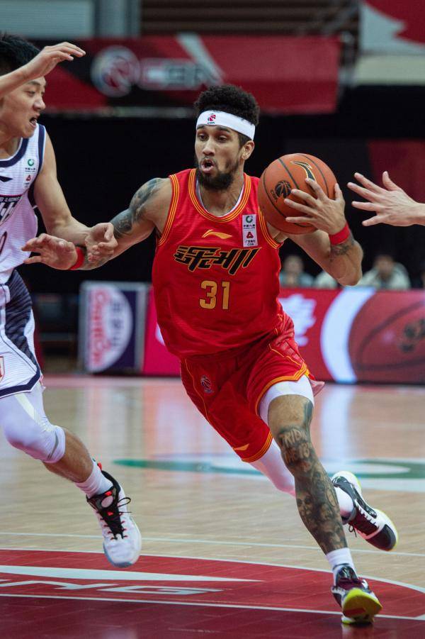 公牛完胜广州队,布克惊艳四座 公牛完胜广州队,布克惊艳四座